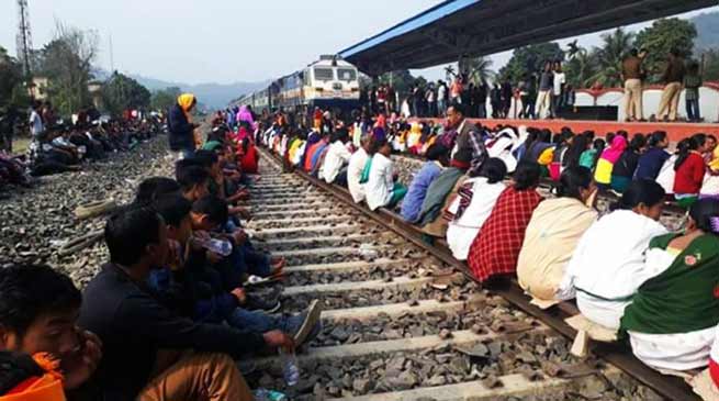 असम: दिमा हसाओ में प्रदर्शन जारी, रेल यातायात ठप, हजारों यात्री फंसे