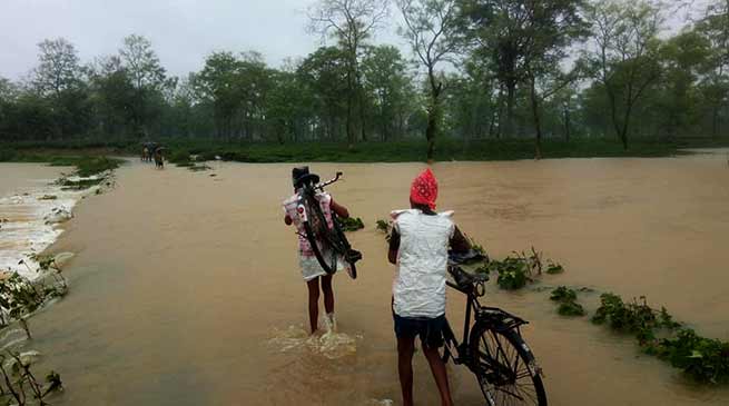 असम: भारी बारिश के बाद पूर्वोत्तर राज्यों में बाढ़ जैसे हालात 