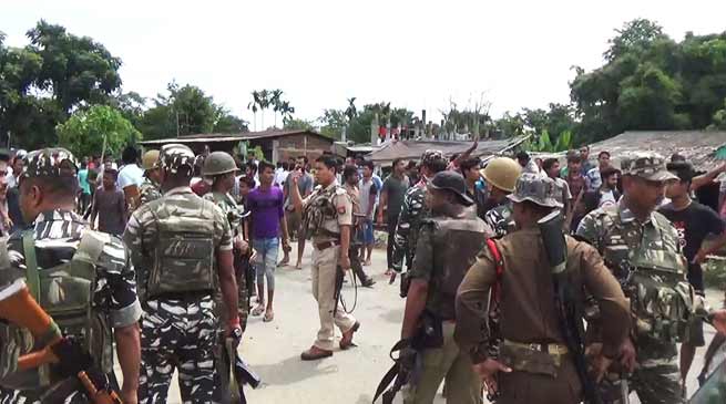 असम: तिनसुकिया में प्रदर्शन, पुलिस ने किया हवाई फायरिंग, लाठी चार्ज
