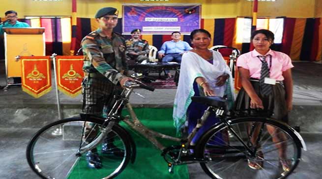 असम: कोकराझार में सेना द्वारा छात्राओं को साइकिल वितरण