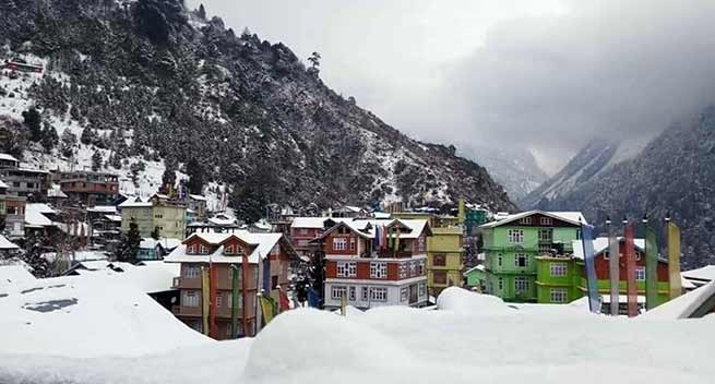 सिक्किम में भारी बर्फबारी, नाथू ला में फंसे 2500 पर्यटकों को सेना ने किया रेस्क्यू