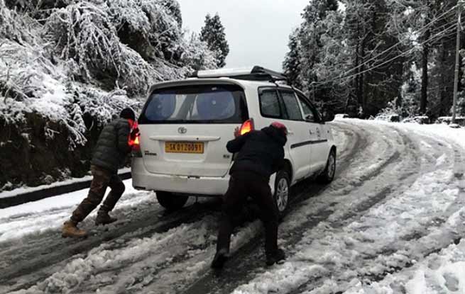 सिक्किम में भारी बर्फबारी, नाथू ला में फंसे 2500 पर्यताकों को सेना ने किया रेस्क्यू