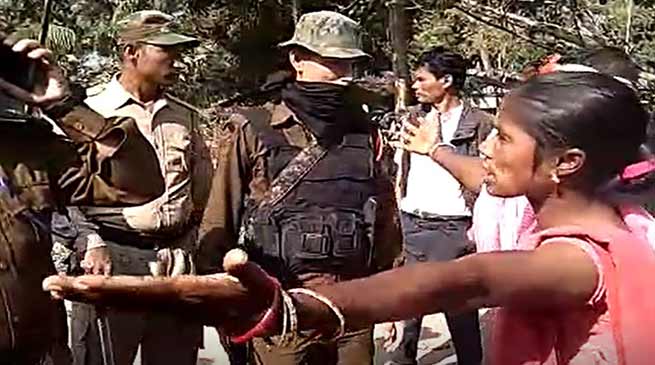 असम: चाय मजदूरों और पुलिसकर्मियों के बीच झड़प, 8 पुलिसकर्मी समेत 18 लोग घायल