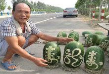 चीनी फल विक्रेता का तरबूज बेचने का अनोखा तरीका