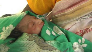 अस्पताल के बरामदे में एक प्रसूती ने जन्मा बच्चा