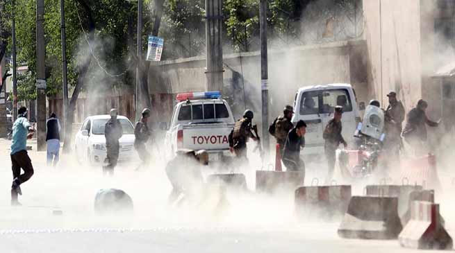 दो धमाकों से काबुल दहला, 8 पत्रकार समेत 25 की मौत 