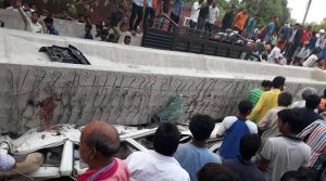वाराणसी: निर्माणाधीन फ्लाईओवर का हिस्सा गिरने से 12 लोगों की मौत