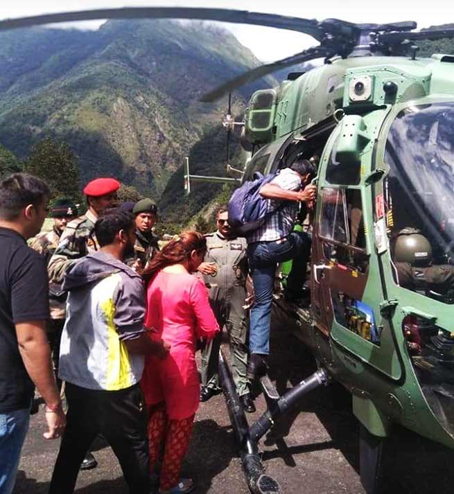 सिक्किम: बारिश एवं भूस्खलन में फंसे पर्यटकों सेना ने सुरक्षित बाहर निकाला