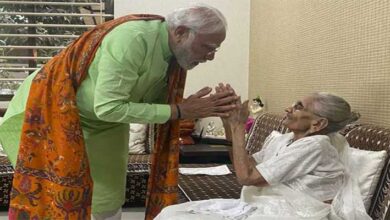 माँ Heeraben से मिलने अस्पताल पहुंचे PM Modi