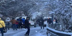 Sikkim: Snowfallके बाद पर्यटकों को Nathu-La जाने की इजाजत नहीं