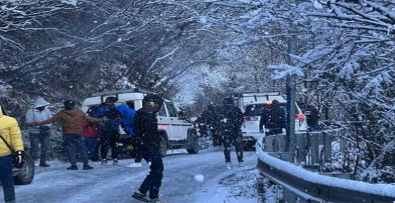 Sikkim: Snowfallके बाद पर्यटकों को Nathu-La जाने की इजाजत नहीं