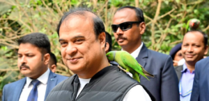 Assam: CM Himanta Biswa Sarma पहुंचे चिड़ियाघर, पक्षियों को खिलाए दाने