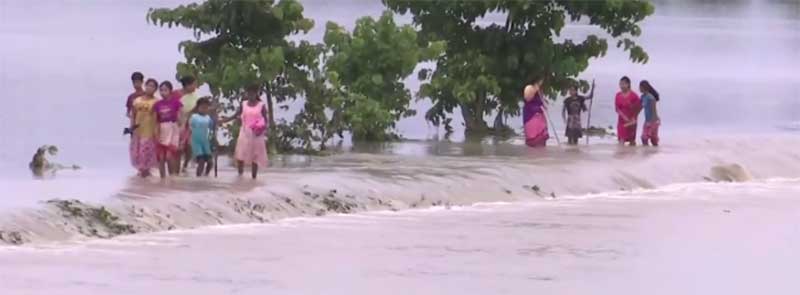 असम मे बाढ़ से 1.2 लाख लोग, 20 जिले प्रभावित, मुख्य मंत्री हिमन्त बिसवा सरमा ने बाढ़ ग्रस्त इलाके का दौरा किया