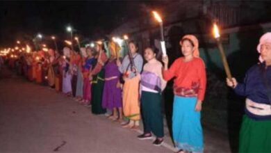 मणिपुर: मैतेई महिलाओं ने शांति के लिए सड़क पर मानव श्रृंखला बनाई