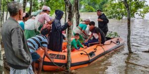असम में बाढ़ की स्थिति फिर बिगड़ी, मंत्री पीयूष हजारिका ने बाढ़ प्रभावित धेमाजी का दौरा किया
