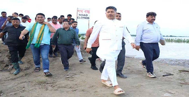 असम में बाढ़ की स्थिति फिर बिगड़ी, मंत्री पीयूष हजारिका ने बाढ़ प्रभावित धेमाजी का दौरा किया