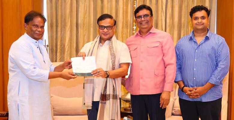 असम के उद्योगपति रतन शर्मा ने मुख्यमंत्री राहत कोष में दिए 15 लाख रुपये