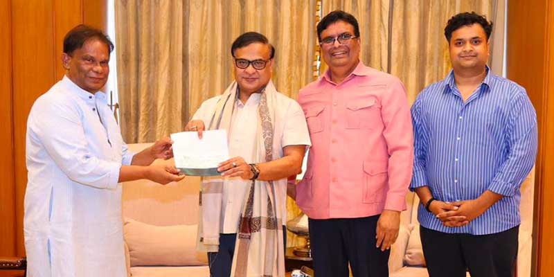 असम के उद्योगपति रतन शर्मा ने मुख्यमंत्री राहत कोष में दिए 15 लाख रुपये