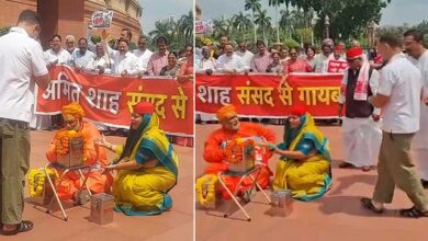 राम मंदिर चढ़ावा विवाद पर संसद में विपक्ष का अनोखा प्रदर्शन